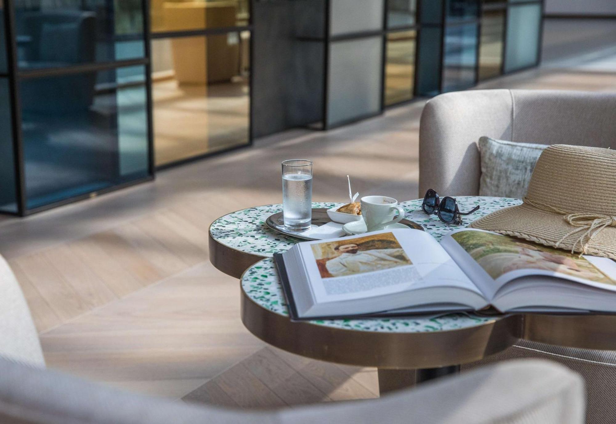 Rixos Premium Dubrovnik Hotel Bagian luar foto The Lounge at London Heathrow Airport